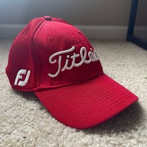 Men’s Titleist mesh golf hat. L/XL. Great to hit the links, wear out, or workout
